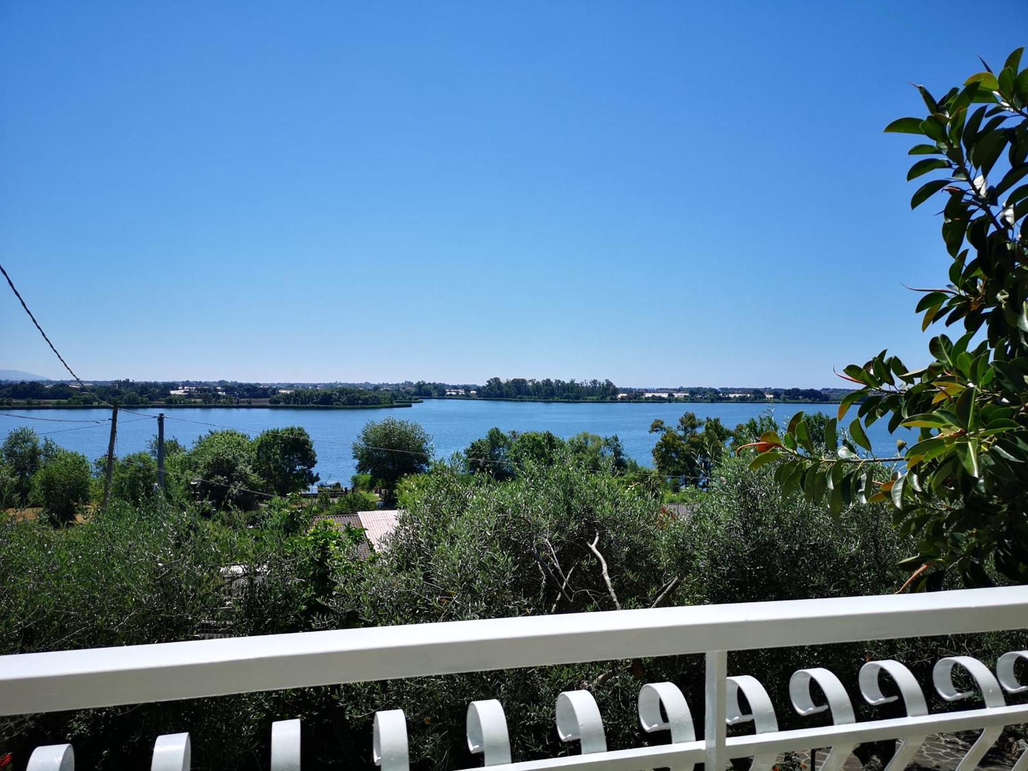 Sul Lago Dorato Terracina Bilik gambar